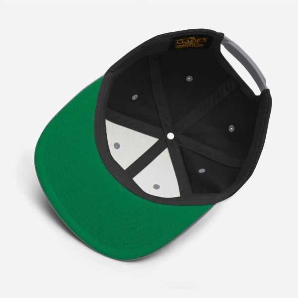 Snapback tamsiai pilkos kepuraitės vidinės pusės nuotrauka