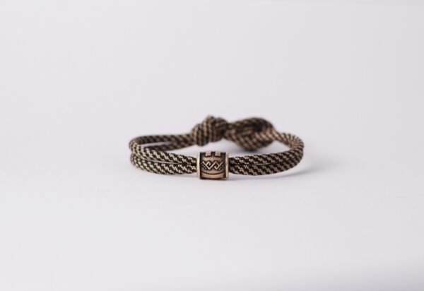 Paracord apyrankė su žalvariniu karoliuku spalva juoda auksinė spiralė