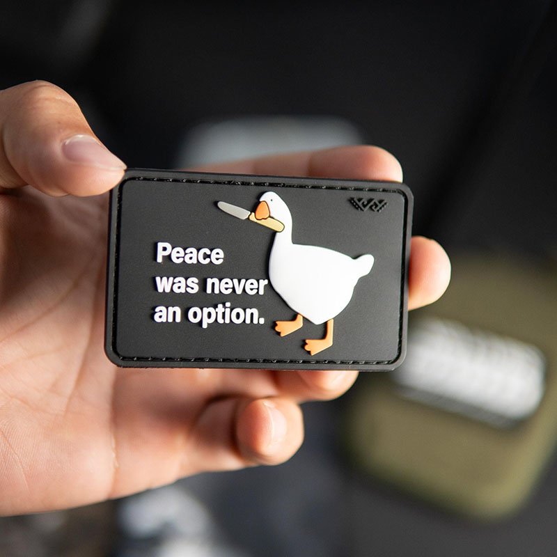 PVC antsiuvas „Peace Was Never an Option“ su balta antimi ir peiliu