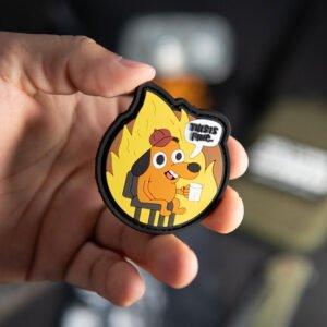PVC antsiuvas „This Is Fine“ su kavą geriančiu šunimi ir liepsnomis