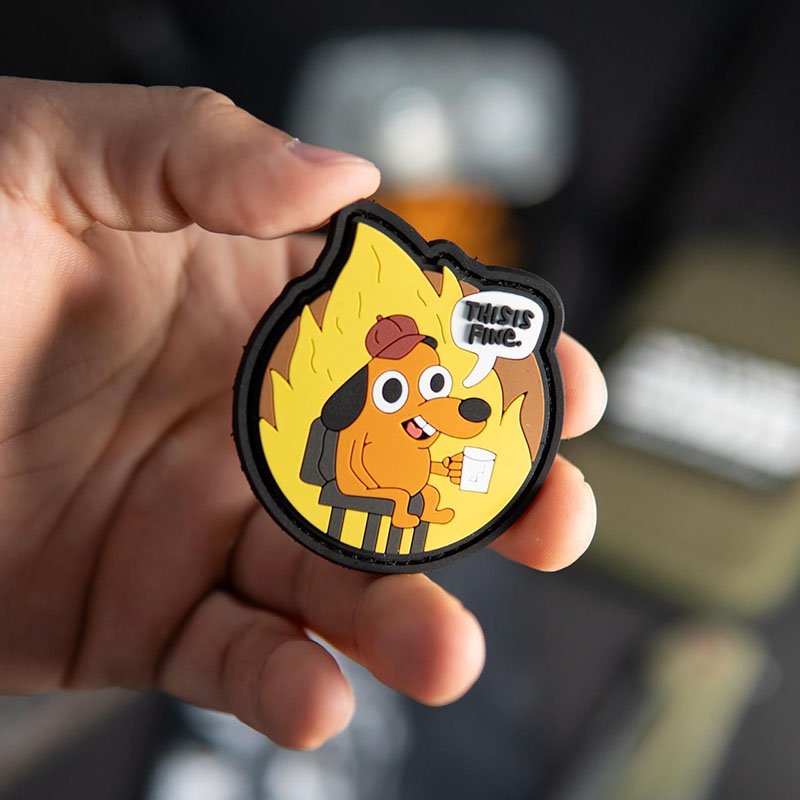 PVC antsiuvas „This Is Fine“ su kavą geriančiu šunimi ir liepsnomis