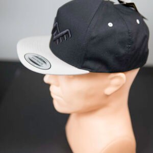 Snapback kepuraitė „Sparnuotasis žaltys“ su siuvinėtu sparnuotojo žalčio simboliu priekyje