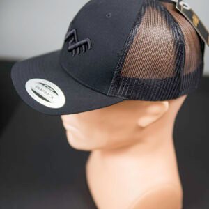 Snapback kepuraitė su tinkleliu "Sparnuotasis žaltys" juodos spalvos su siuvinėtu sparnuotojo žalčio simboliu