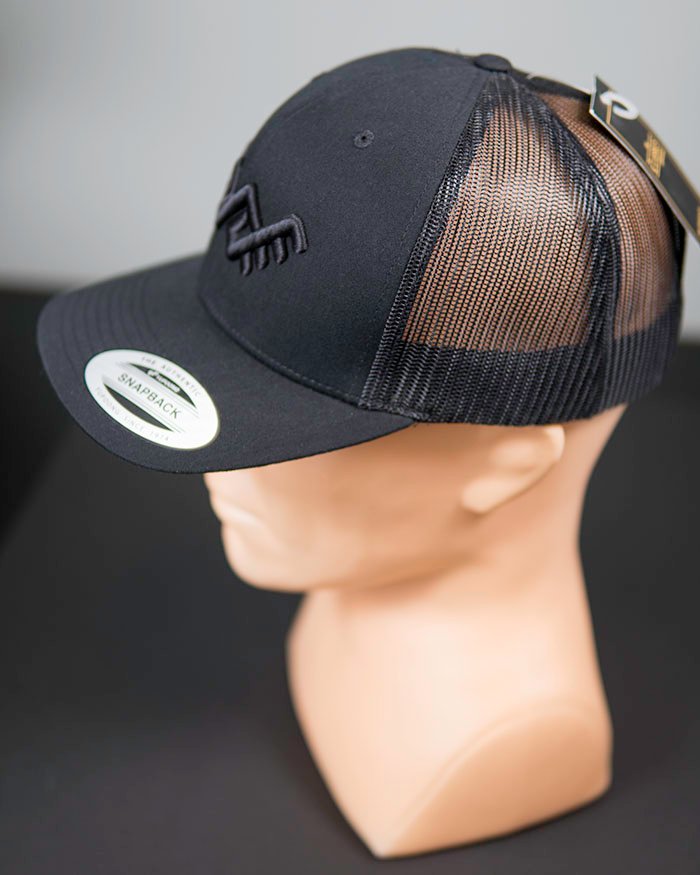 Snapback kepuraitė su tinkleliu "Sparnuotasis žaltys" juodos spalvos su siuvinėtu sparnuotojo žalčio simboliu