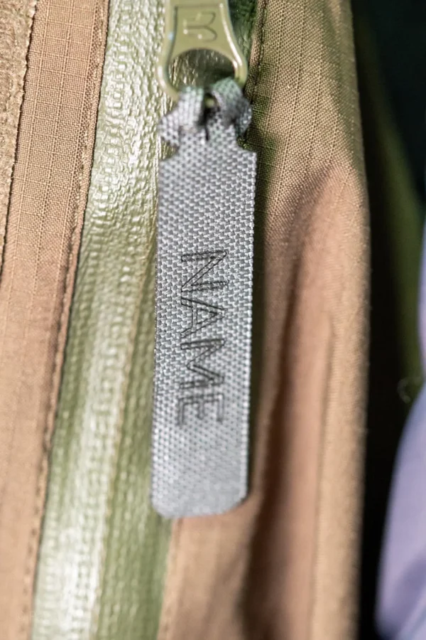 Užtrauktuko galvutė pjauta lazeriu su graviūra "Name". Olive green spalvos