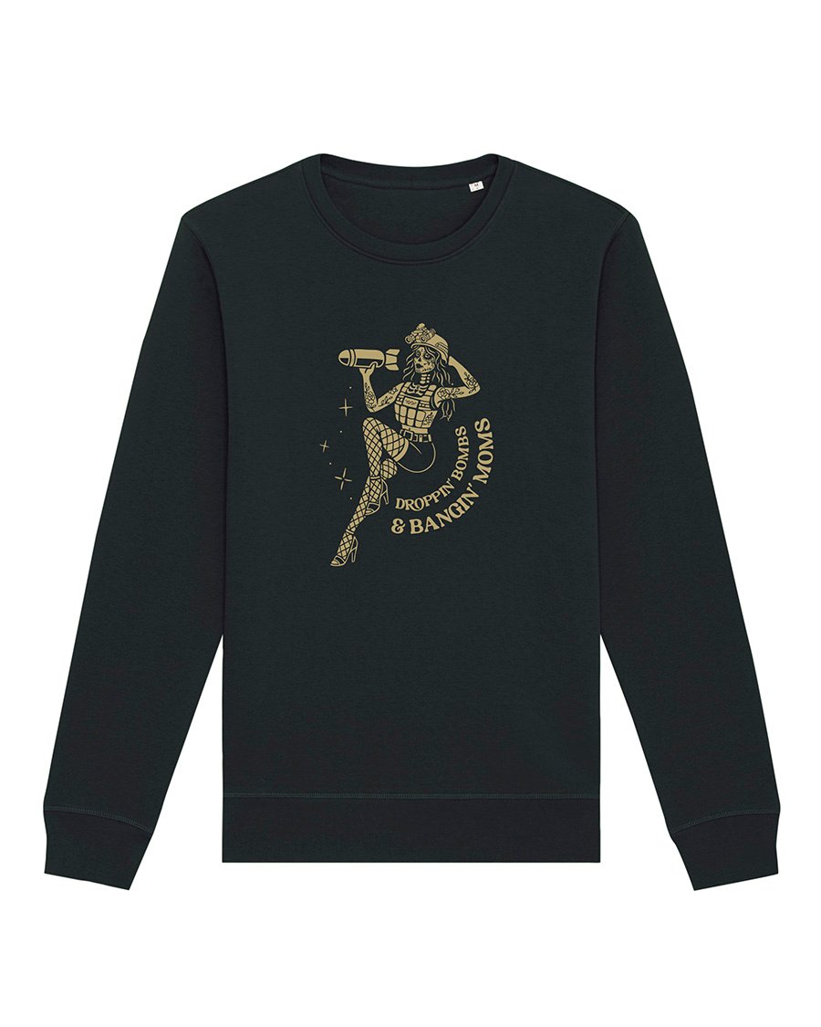 Juodas PAGAN™ džemperis „Droppin Bombs“ – priekinis vaizdas su pin-up stiliaus iliustracija ir užrašu „Droppin Bombs & Bangin Moms“.