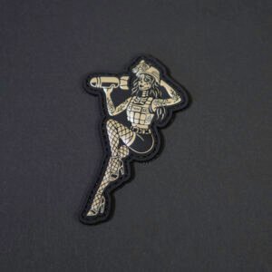 PVC antsiuvas „Droppin Bombs Pin-Up Girl“ ant juodo fono