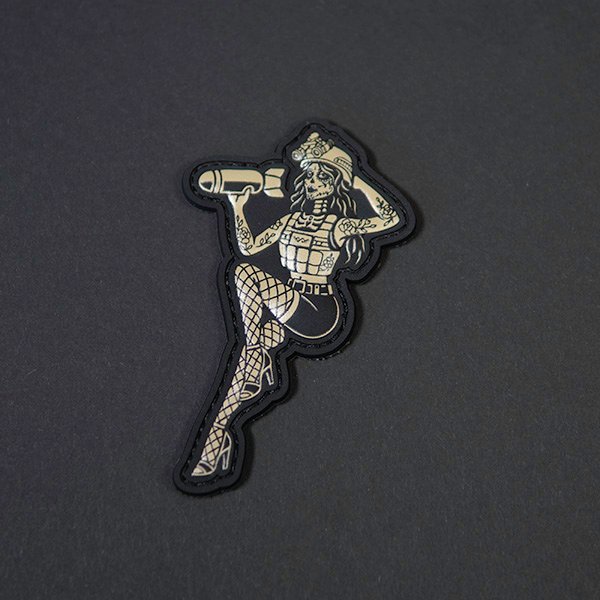 PVC antsiuvas „Droppin Bombs Pin-Up Girl“ ant juodo fono