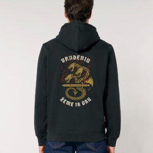 Juodas džemperis su gobtuvu „Vandeniu, žeme ir oru“, nugaros vaizdas – drakono ir kalavijo dizainas, įkvėptas stichijų simbolikos.