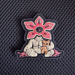 PVC antsiuvas „Baby Demogorgon“ PaganEDC antsiuvas įkvėptas serialo Stranger Things