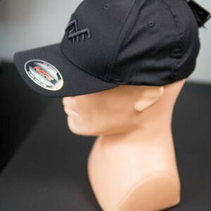 Flexfit® kepuraitė "Sparnuotasis žaltys" - Juoda kepurė su siuvinėtu simboliu priekyje