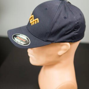 Kepuraitė "Sparnuotasis žaltys" tamsiai mėlyna Flexfit kepurė su siuvinėtu simboliu priekyje