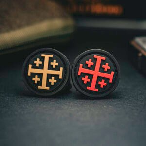 PVC antsiuvas Kryžiuočių Jeruzalės kryžius taktinis antsiuvas juodas raudonas