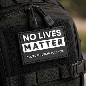 PVC antsiuvas No Lives Matter su baltu užrašu ant juodos taktinės kuprinės